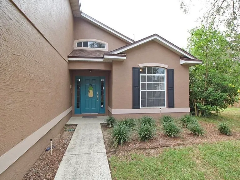 123 Pinewood Ct — Photo 2