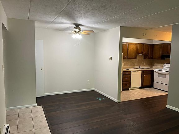 4th image of 940 S Lincoln St