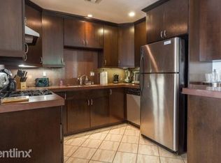 2585 N Beachwood Dr, Hollywood, CA 90068