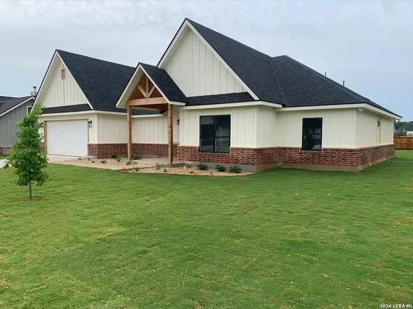 109 W Magnolia Cir, La Vernia, TX 78121