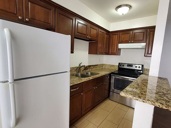 4th image of 969 N Mariposa Ave APT 4