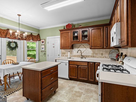 4th image of 12 Coventry Dr SE
