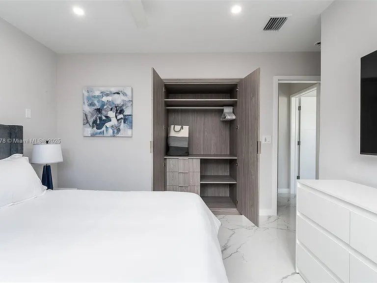 21230 NE 25th Ct — Photo 31