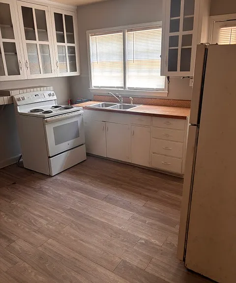810 1st Ave #B — Photo 1