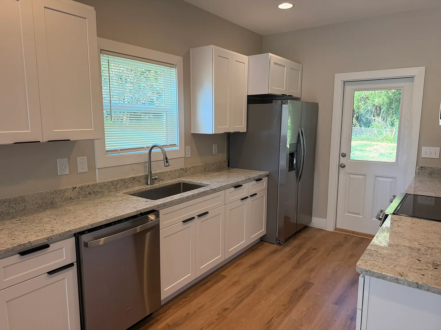 160 Sharon Dr — Photo 2