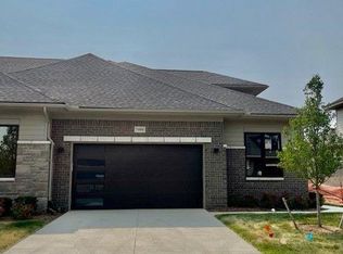 7488 Gramercy Cir #49, West Bloomfield, MI
