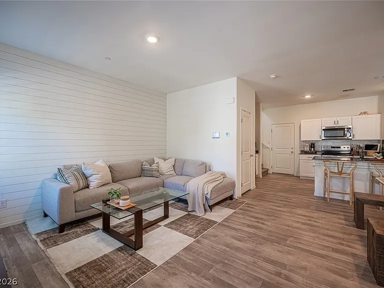 530 Gloster Ave — Photo 6