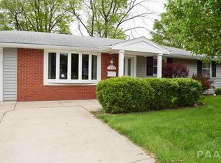 1326 Hilltop Dr, Pekin, IL
