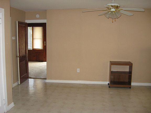 4th image of 104 Newberry St