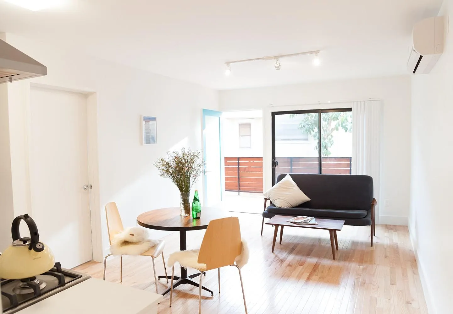 3 bed, 1000 sqft, $3,000 — Photo 1