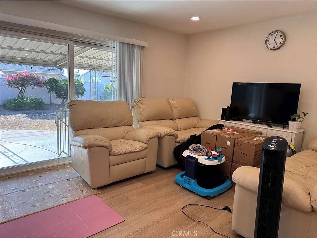 3 bed, 2.0 bath, 1206 sqft, $3,700 — Photo 3