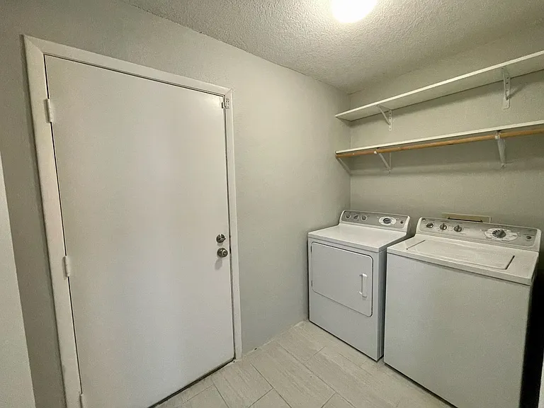 2416 W Chicago Ave — Photo 27
