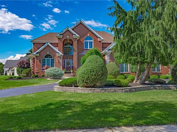 45 Rolling Woods Ln, West Seneca, NY 14224