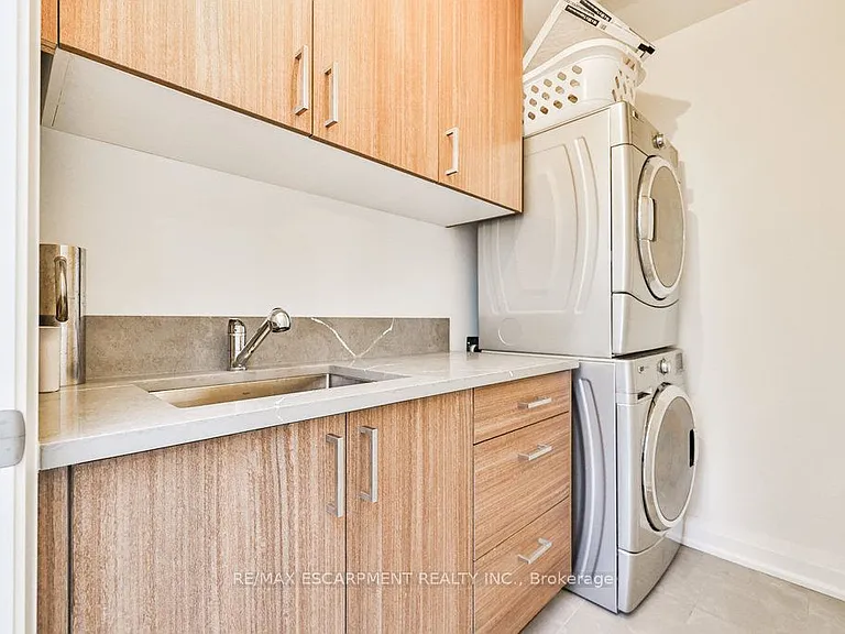1430 Hurontario St #A — Photo 26