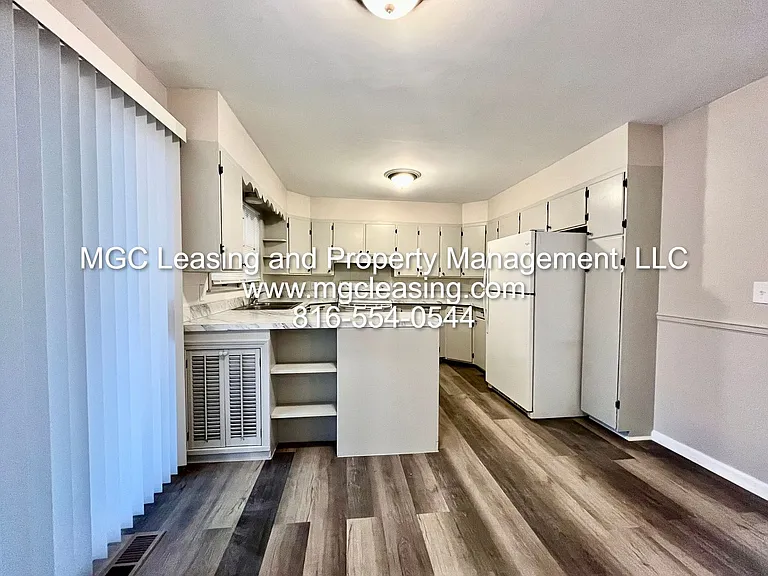 102 SE 9th St — Photo 3