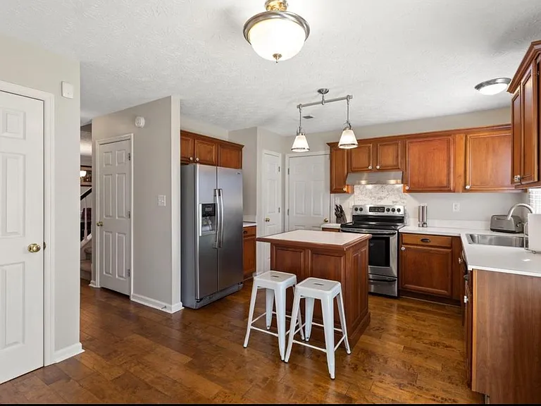 400 Amberley Dr — Photo 4