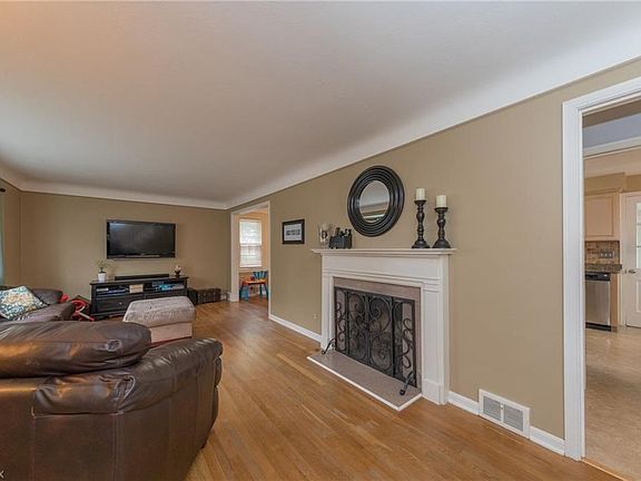 5th image of 1375 Henning Dr