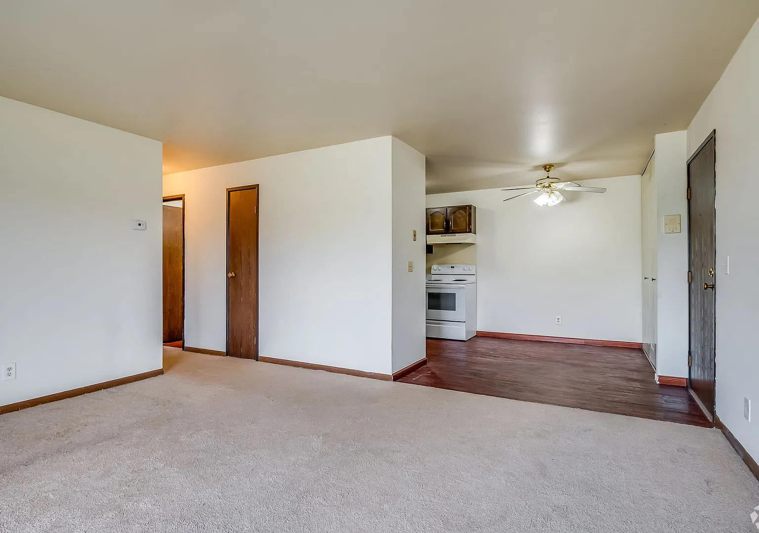 Royal Court Apartments — Photo 2