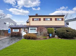 15 Wayside Ln, Wantagh, NY 11793