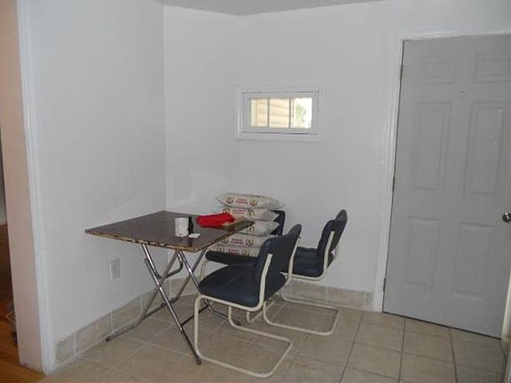 3rd image of 4 Colonial Ave APT D