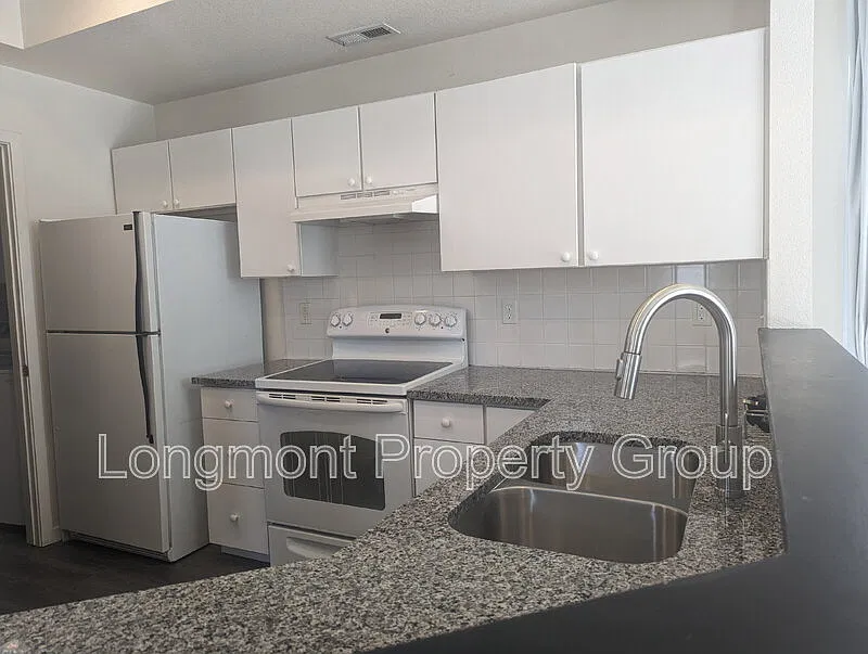 3 bed, 2.5 bath, 1400 sqft, $2,550 — Photo 4