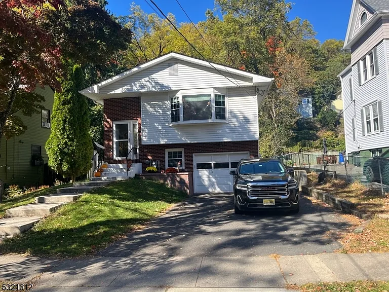65 Wetmore Ave — Photo 2