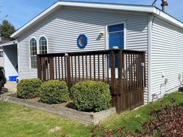 1305 Pineview Ln, Fremont, MI 49412