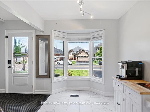 4th image of 4804 John St