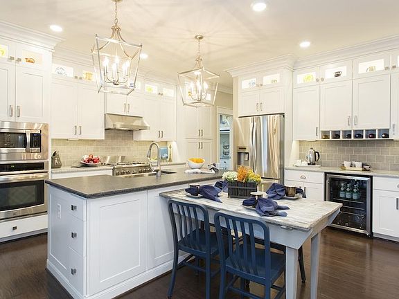 Kitchen with eating island - Townsend II