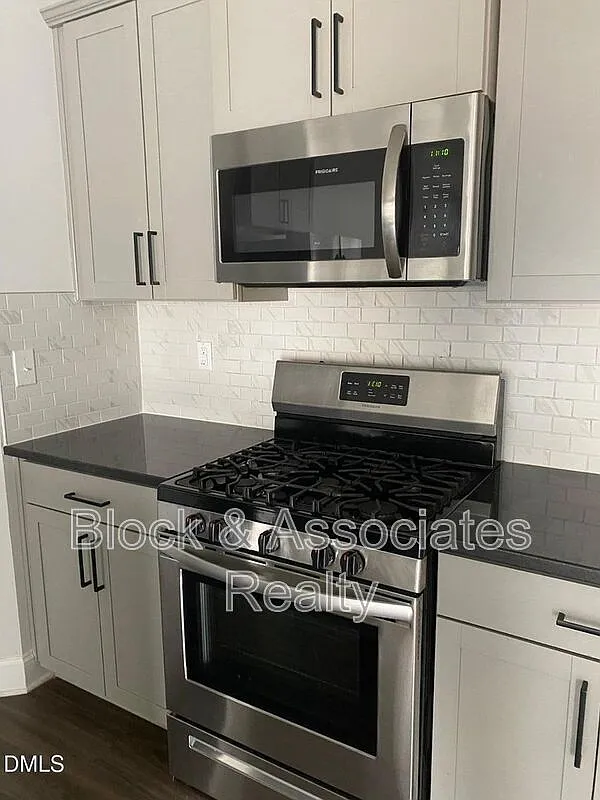 3 bed, 2.5 bath, 1600 sqft, $1,995 — Photo 3