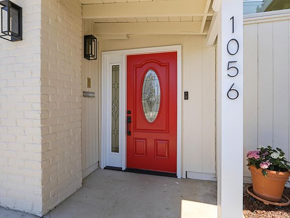 4th image of 1056 Oaktree Dr