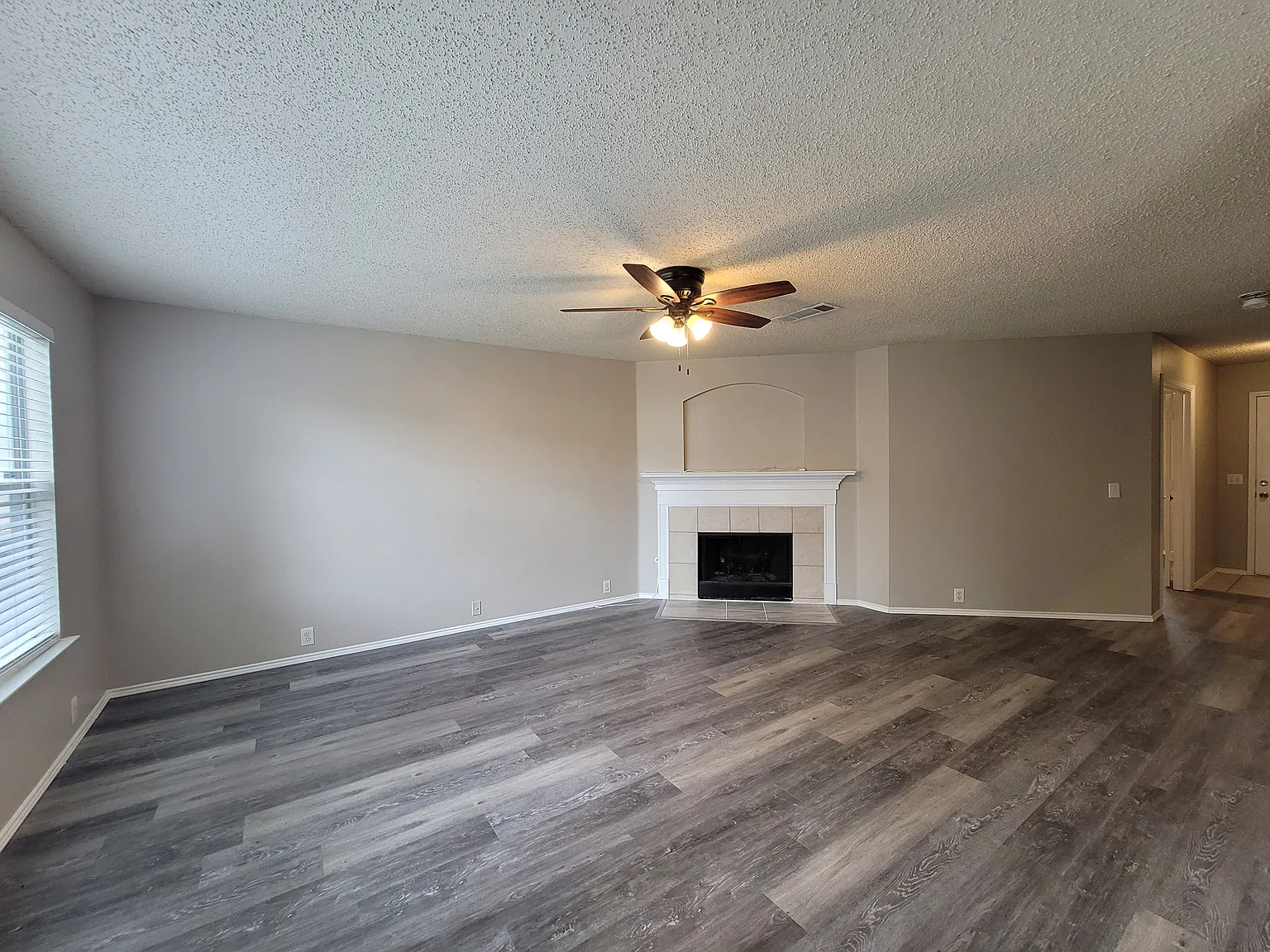 4 bed, 2.5 bath, 2428 sqft, $1,900 — Photo 3