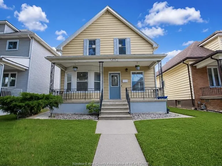 859 Pierre Ave — Photo 1