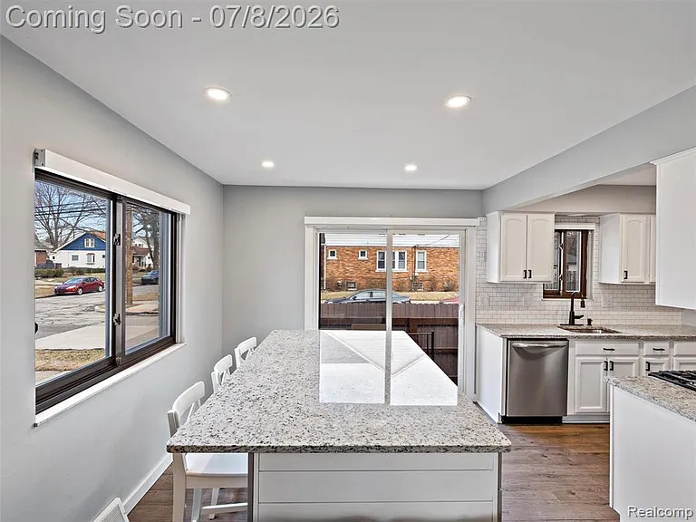 828 E 2nd St — Photo 9