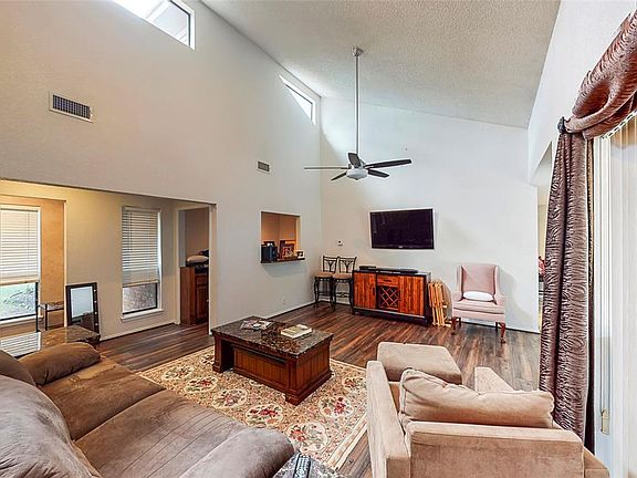 3rd image of 4025 Crescent Valley Cir