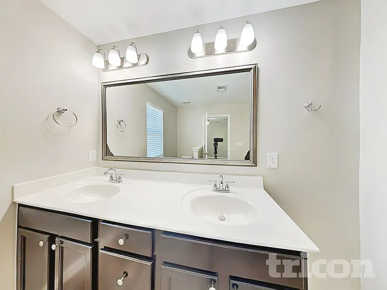 409 Eastfair Dr — Photo 8
