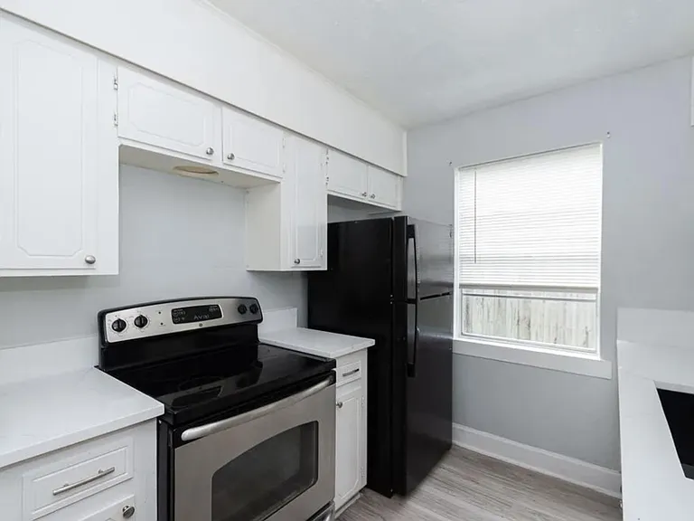 Cute kitchen - please be aware that there will NOT be a fridge