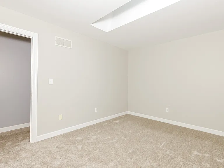 120 Roehampton Ln — Photo 49