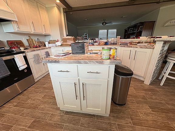 Huge kitchen w/ Island 