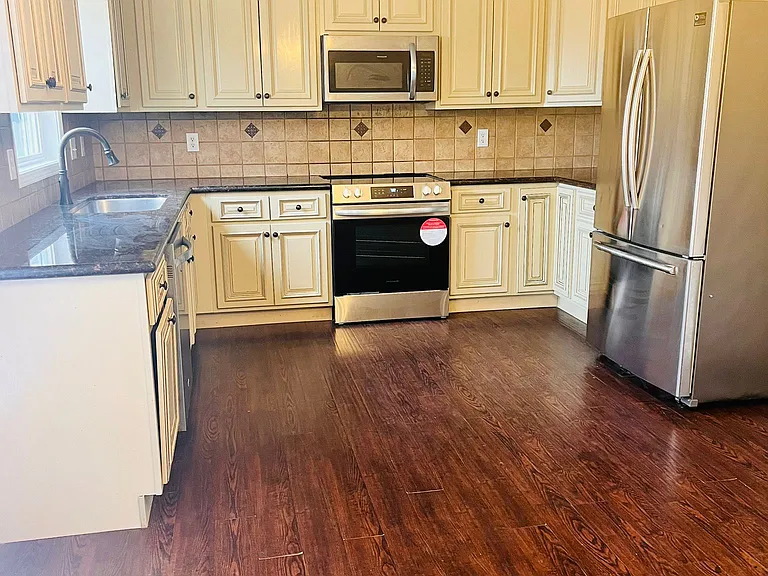 105 Charing Pl — Photo 4