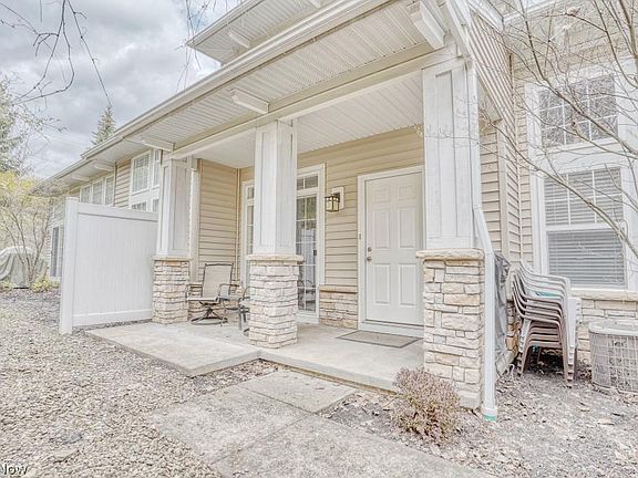 3rd image of 124 Stonegate Cir