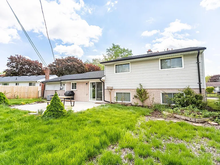 8743 Leslie Dr — Photo 32