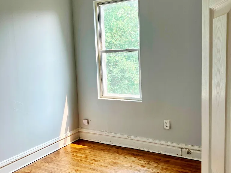 1633 N Artesian Ave #2R — Photo 4