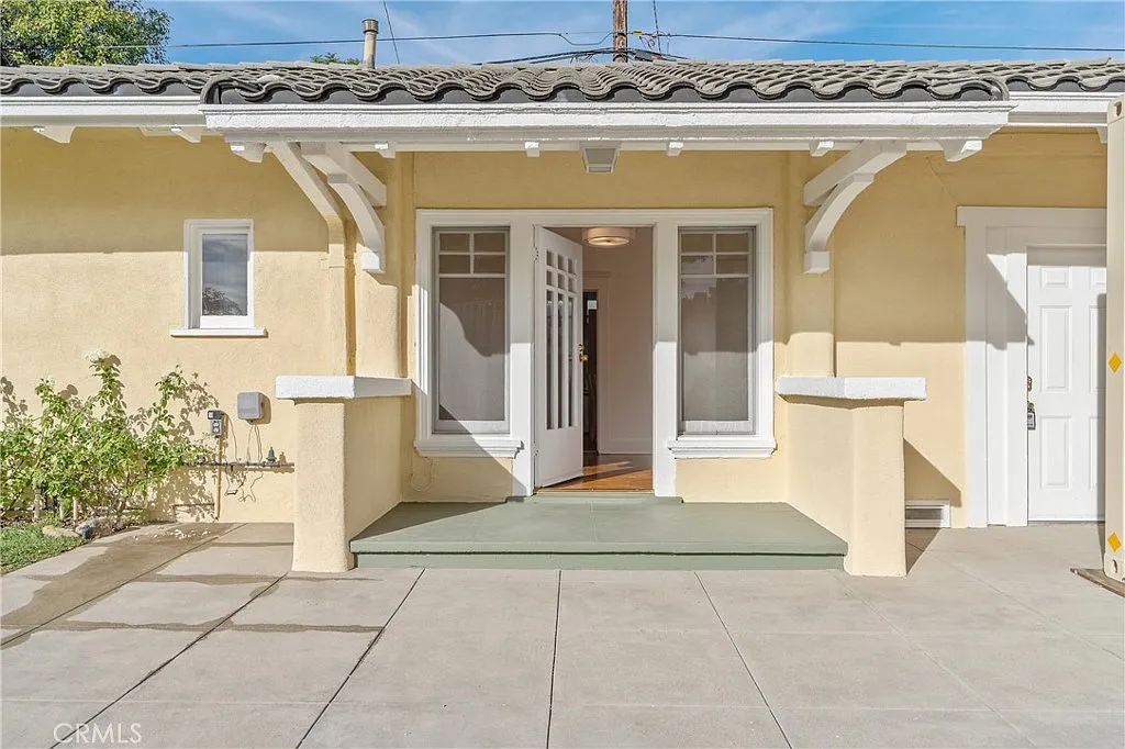 Building Photo - 1325 E Altadena Dr