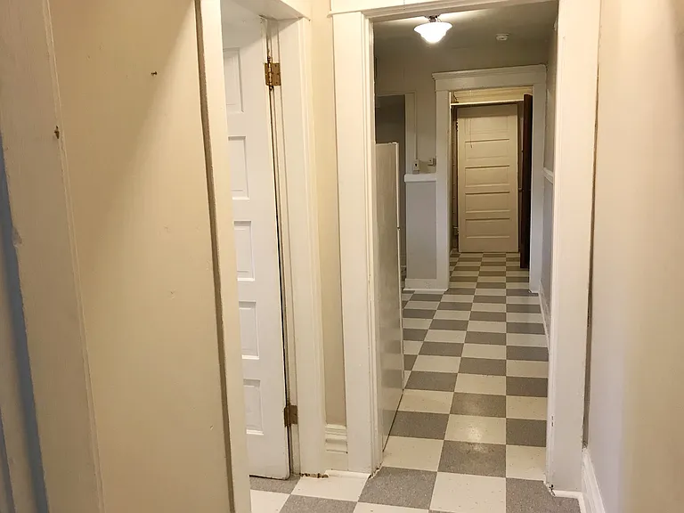 302 Malden Ave E — Photo 8