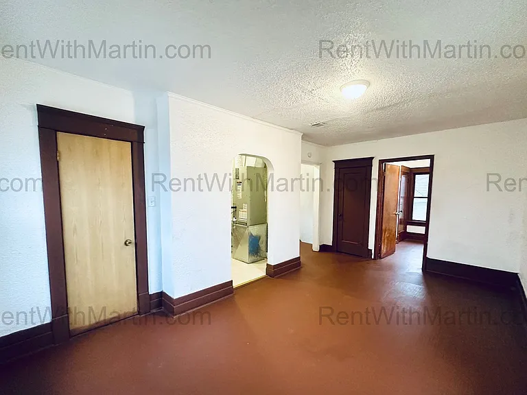 820 W 2nd St — Photo 4