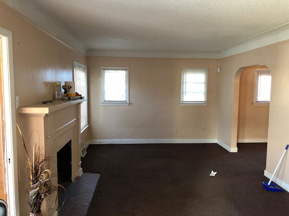 Family room w/t fireplace