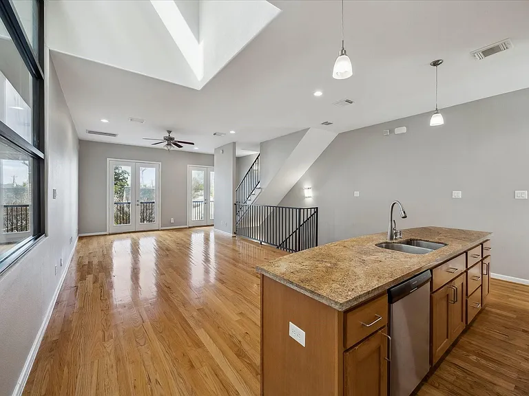 802 Waverly St #D — Photo 9