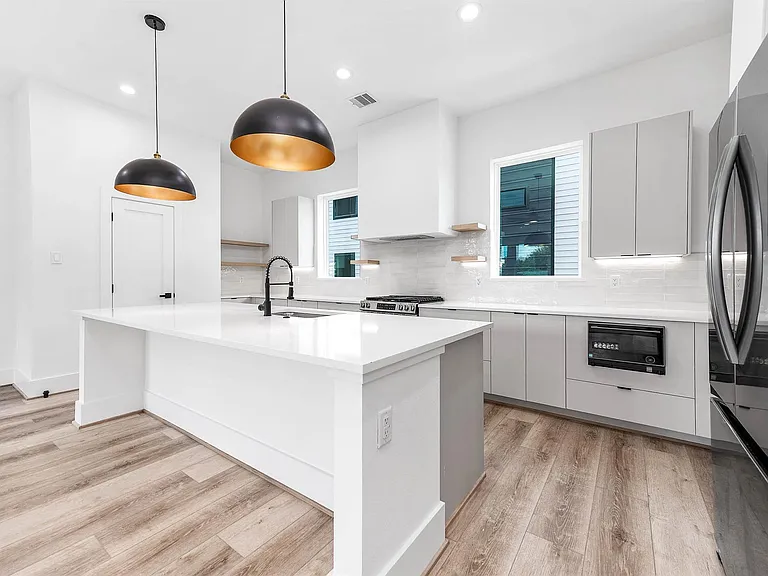 313 N Nagle St — Photo 18