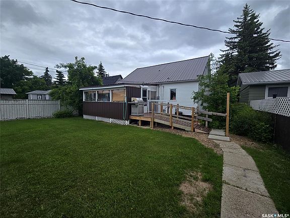 3rd image of 216 Scott STREET
